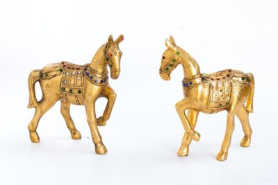 סוסים מעץ בצבע זהב
