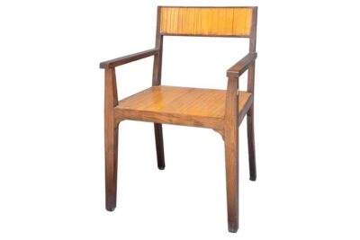 כסאות עם ידיות מעץ