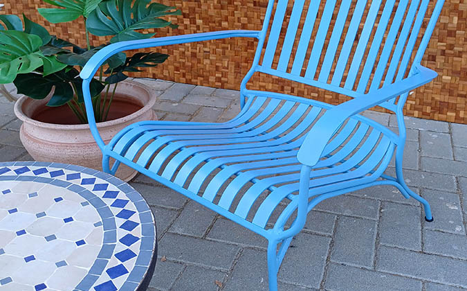 כסא נוח כחול ושולחן פסיפס מרוקו