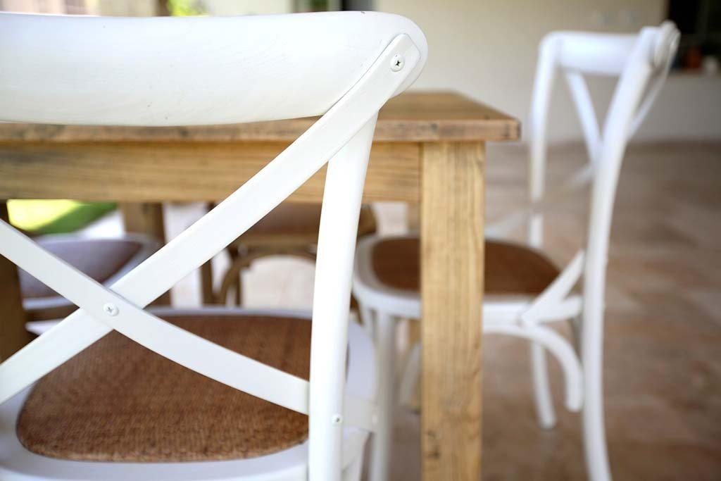 כסא אוכל לבן בסגנון כפרי